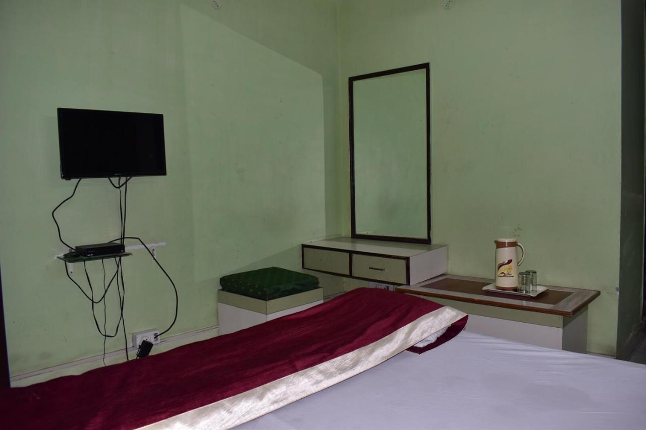 Hotel Nirmal Palace Kanpur Exterior photo