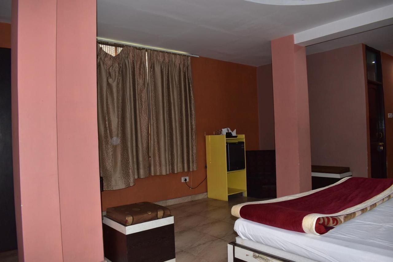 Hotel Nirmal Palace Kanpur Exterior photo